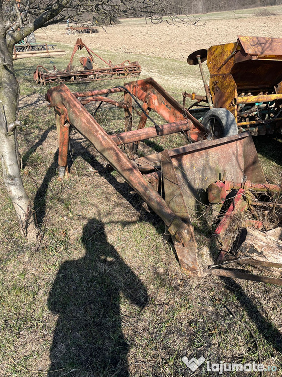 Încărcător frontal pentru tractor