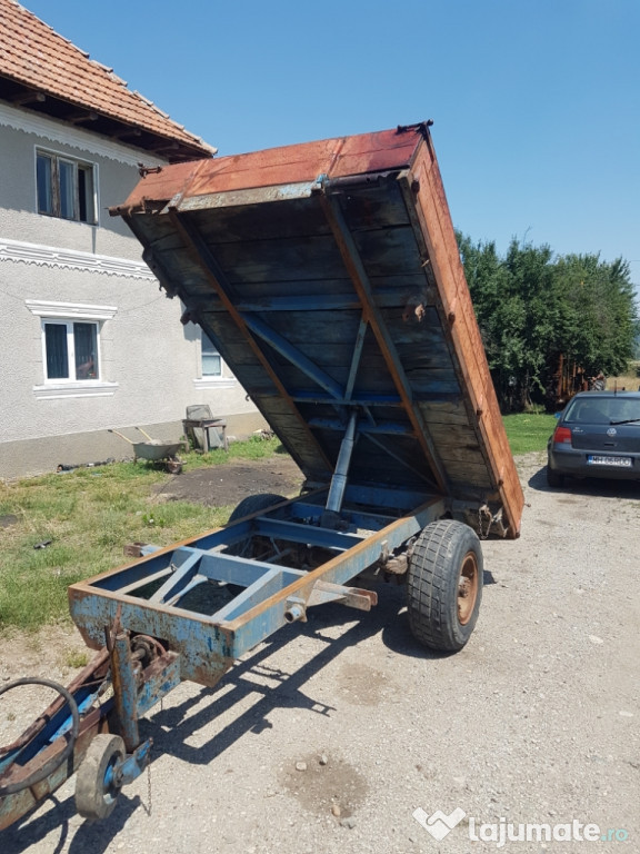 Remorca basculabila cu tractiune