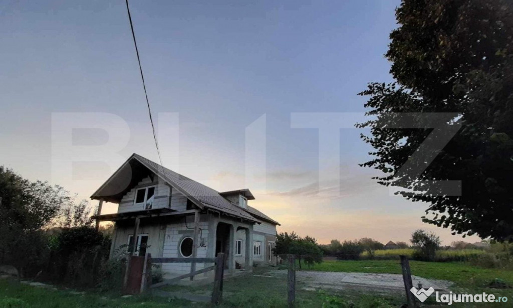Casa la rosu 205mp + teren 1500 mp in Satmarel