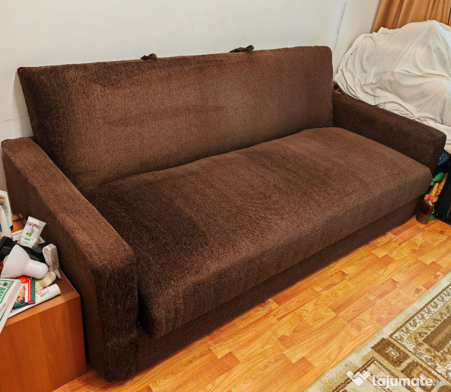 Canapea extensibila cu structura solida din lemn si lada