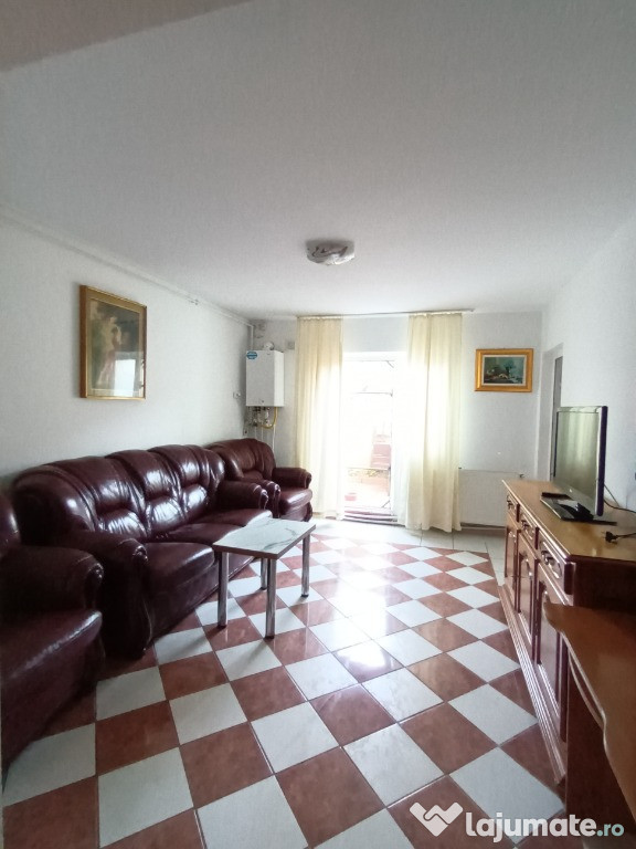 Inchiriez apartament în vila în centrul civic