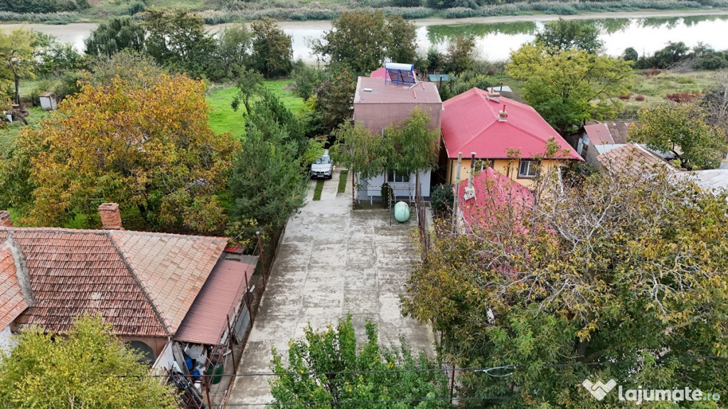 Casa de vacanta cu deschidere la lac