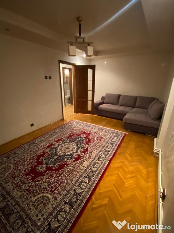 Vând apartament cu trei camere