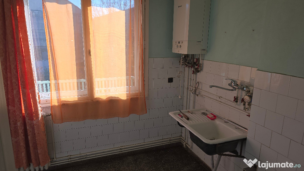 Inchiriez apartament cu 2 camere in Deva, ultracentrala, et. 2