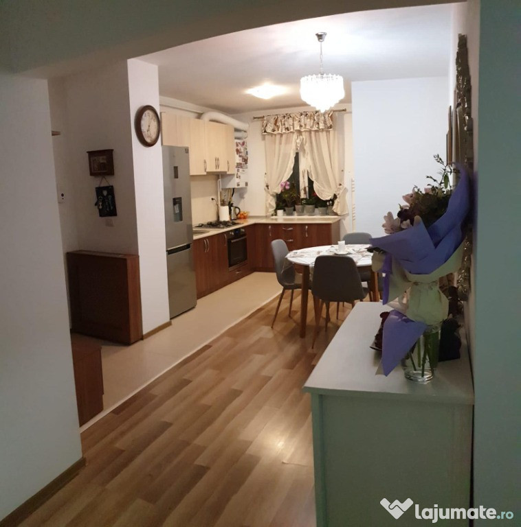 Vand apartament cu 3 camere