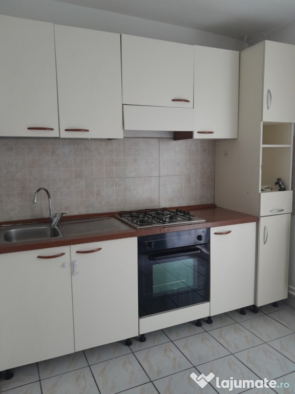 Inchiriez apartament 3 camere