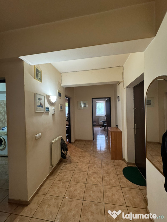 Vând apartament 3 camere in Sibiu