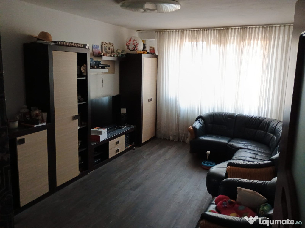 Apartament cu 3 camere, circulat - zona Vlahuta