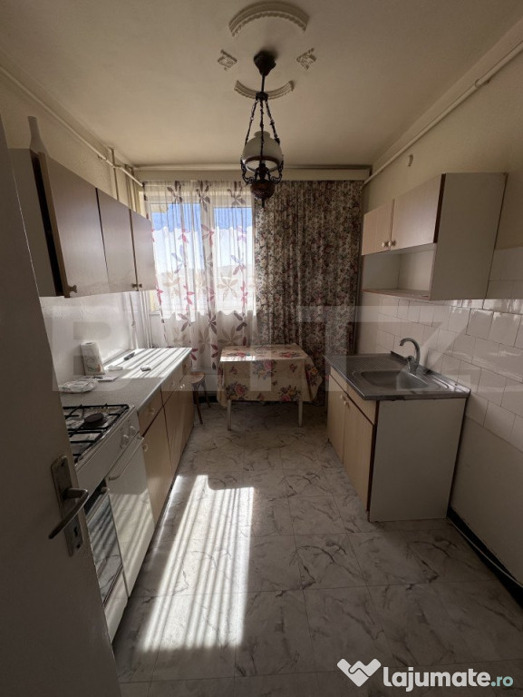 Apartament de 3 camere,etajul 1,priveliște panoramică,zona