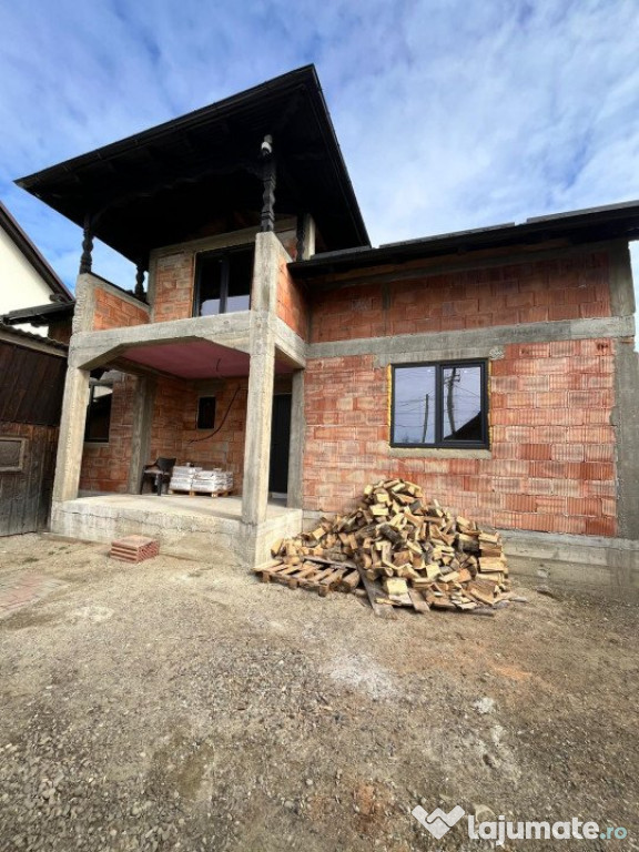 Casa la rosu, 300 mp, 31 ari de teren, Maneuti-Fratautii Vec