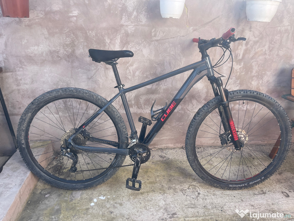 Vând bicicletă Cube