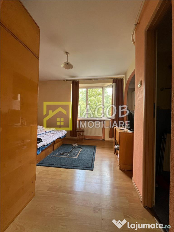De - Garsoniera Ultracentral, Bacau
