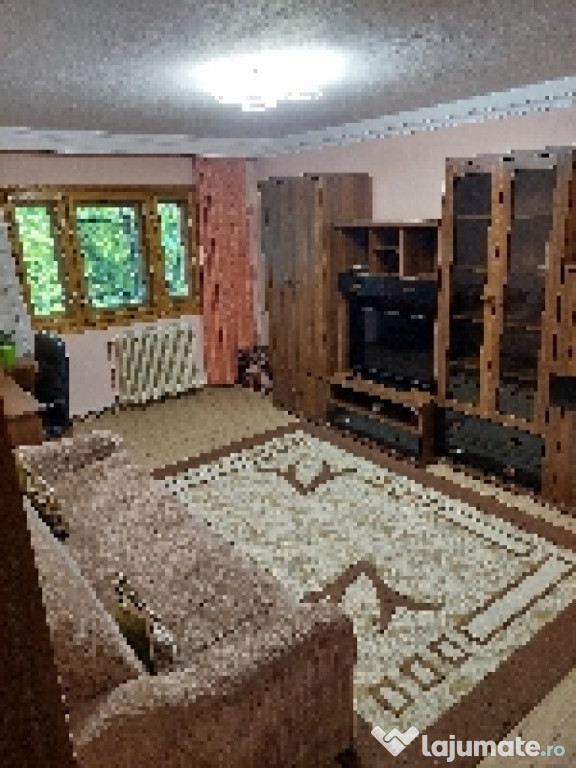 Închiriez apartament 3 camere Nicolina 2
