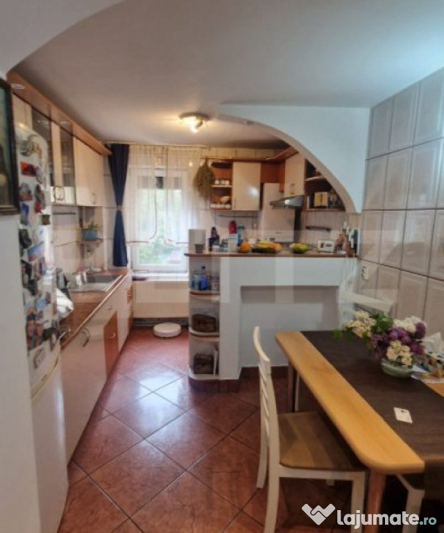 Apartament 4 camere , 2 bai ,la 3 min de Mall Coresi-2 parca