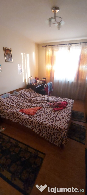 închiriez apartament 2camere utilat și mobilat cu centrala