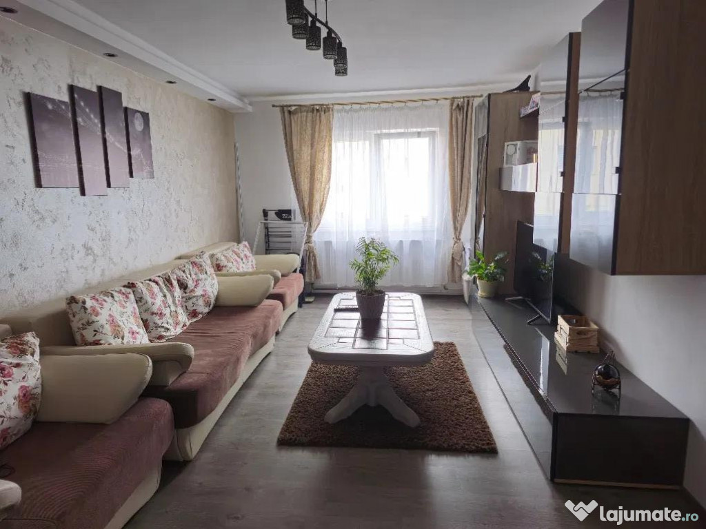Apartament 2 camere, decomandat - zona Noua