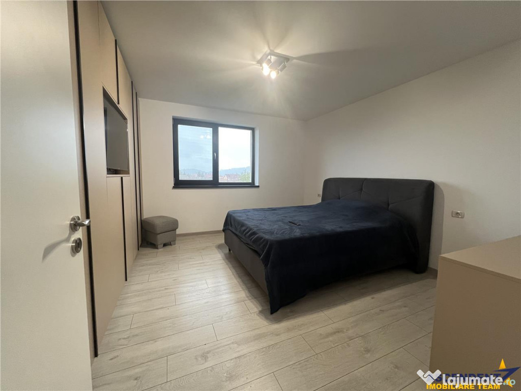 Apartament:3 camere,decomandat,acces privat,priveliste si co
