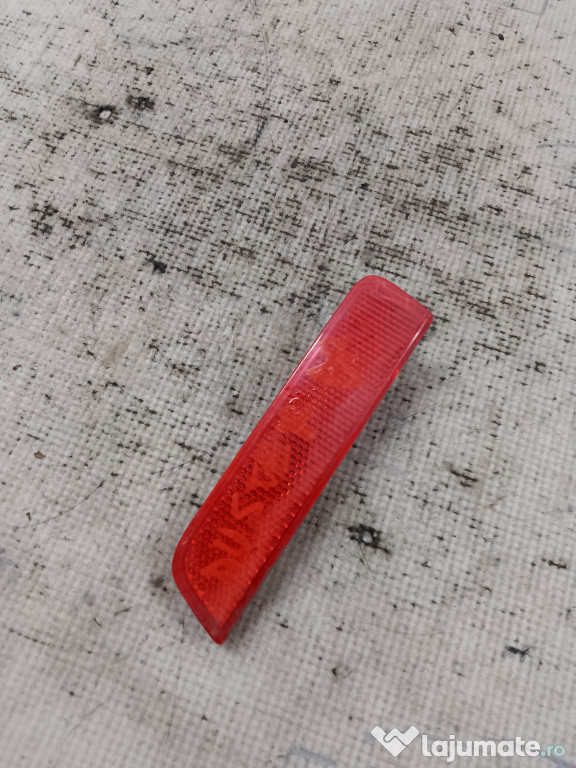 Catadioptru reflectorizant dreapta Dacia Duster 2010