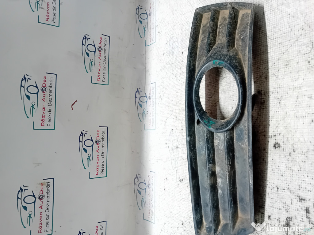 Grila proiector stanga Volkswagen Passat CC 2011