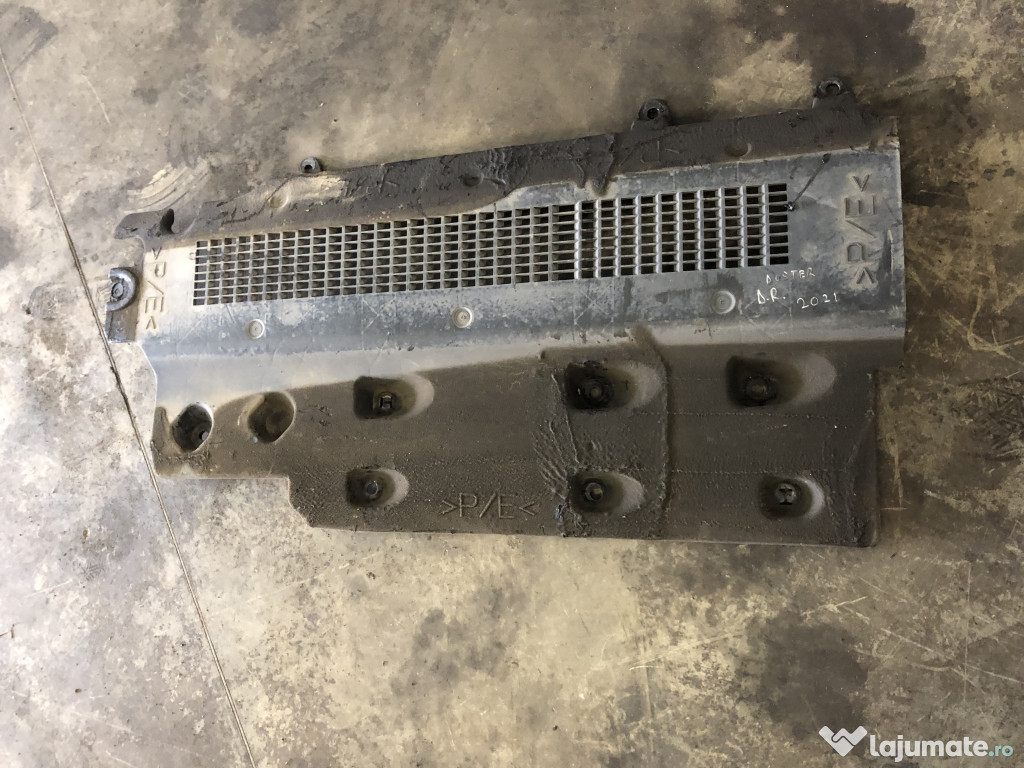 Scut lateral dreapta Dacia Duster 2021