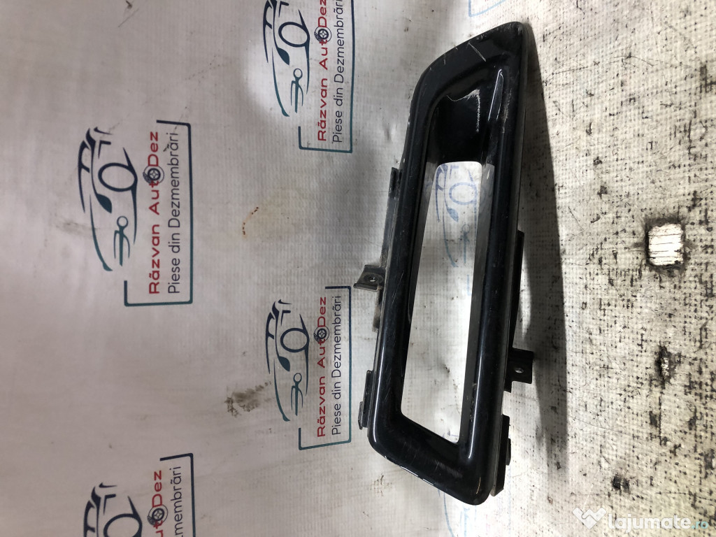 Grila proiector stanga Land Rover Discovery 2017