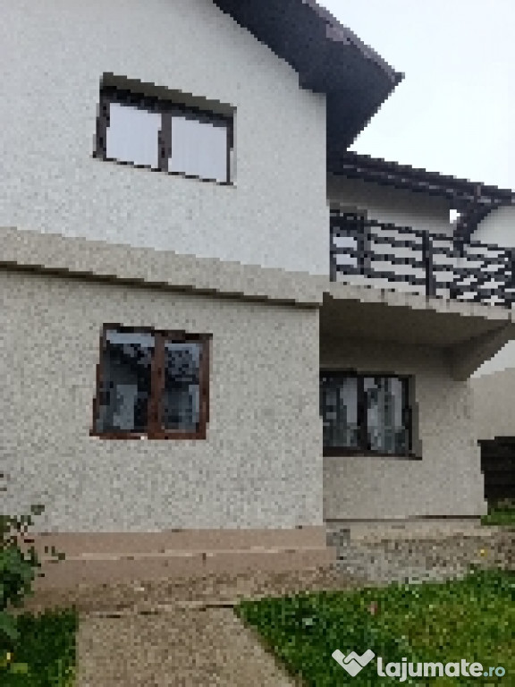 Casa de vanzare tip duplex