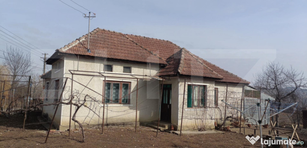 Casa cu 3 camere, bucatarie si baie, 105 mp si un teren 1900