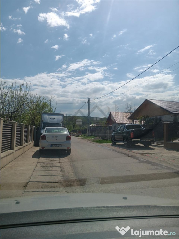 Uricani TEREN 1000mp str asfaltata cu toate utilitatile intr