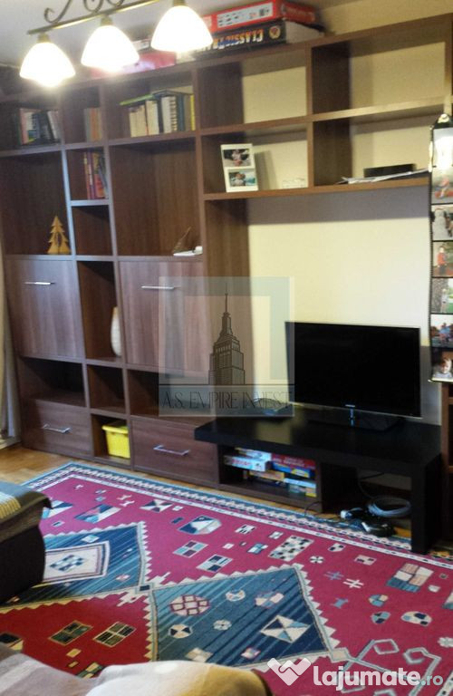 De vanzare apartament 4 camere/ zona Tractorul