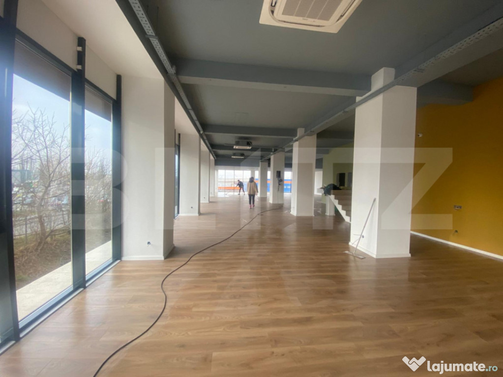 Spatiu comercial, 323 mp, 30 m vitrina, zona Calea Severinul