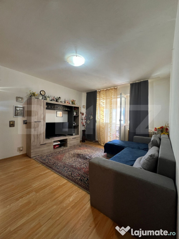Apartament cu 3 camere, decomandat, zona micro 3