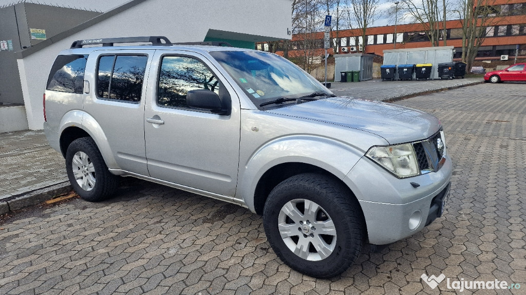 Nissan Pathfinder 2.5td 4x4 .7 locuri