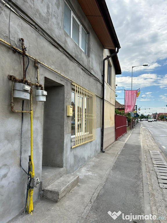 Închiriez casă strada principală