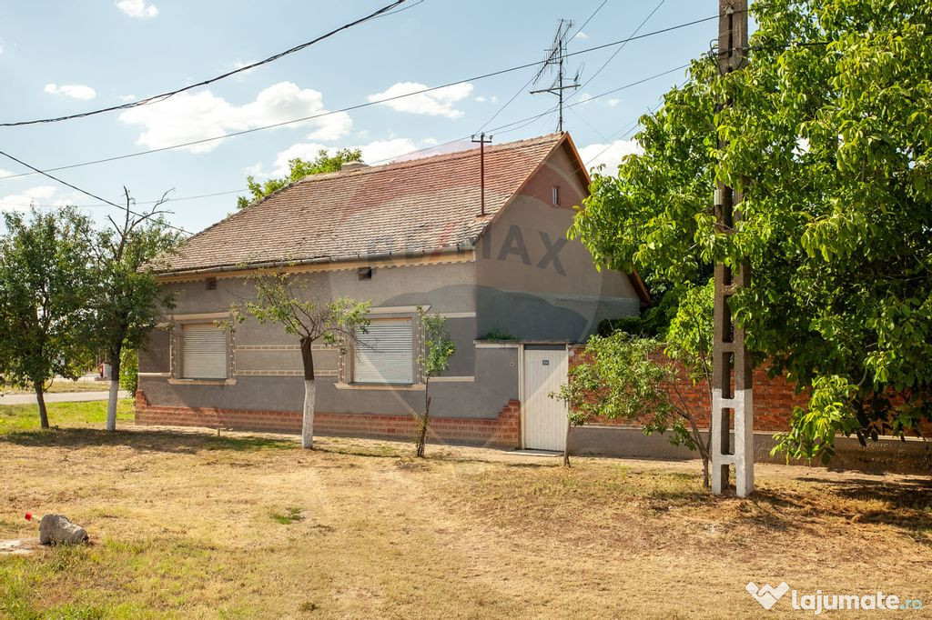 Casă solidă cu 4 camere, demisol și garaj – Pecica