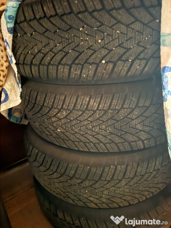 Vând cauciucuri 215/65R16
