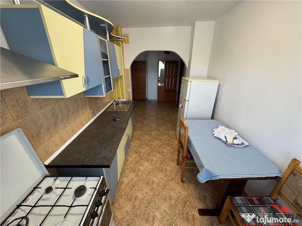 2 cam, hol patrat , logie si balcon, etaj 3 cu acoperis, Pia
