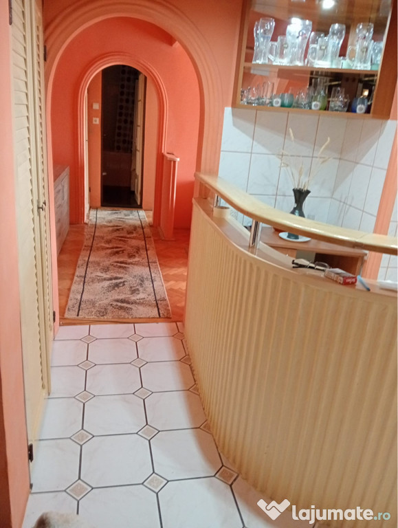 Închiriez apartament 3 camere