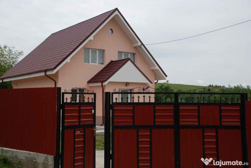 CASĂ TIP VILĂ DE VÂNZARE ÎN COMUNA PODURI, JUDEȚUL BACĂU