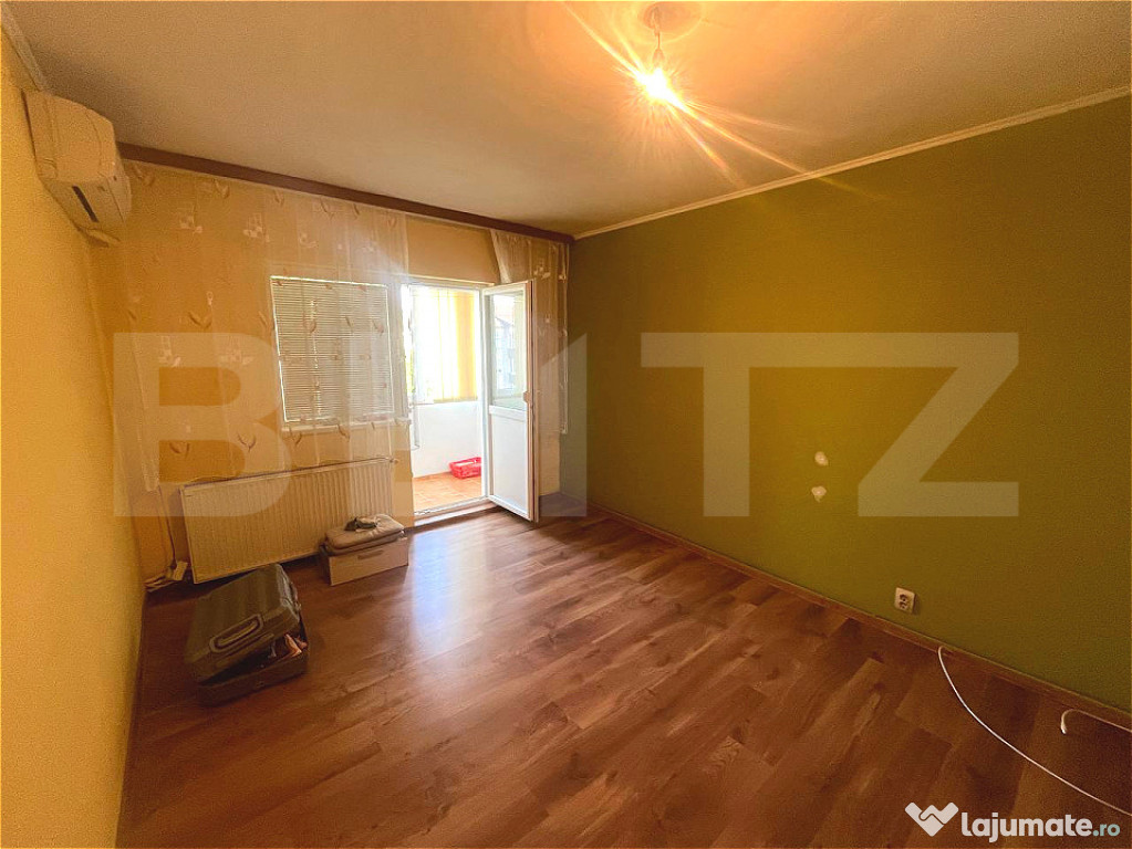 Apartament cu 3 camere, decomandat, zona Lipovei