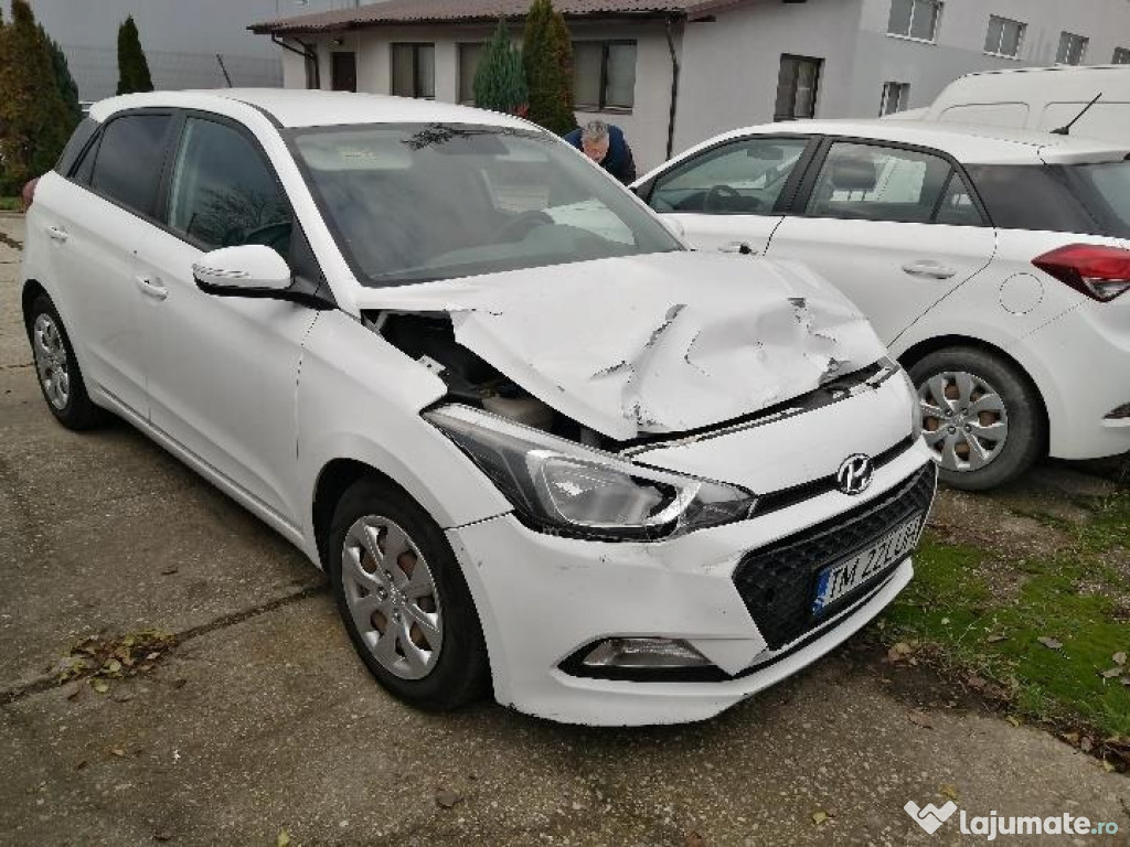 Autoutilitara Renault trafic si autoturism Hyundai i20