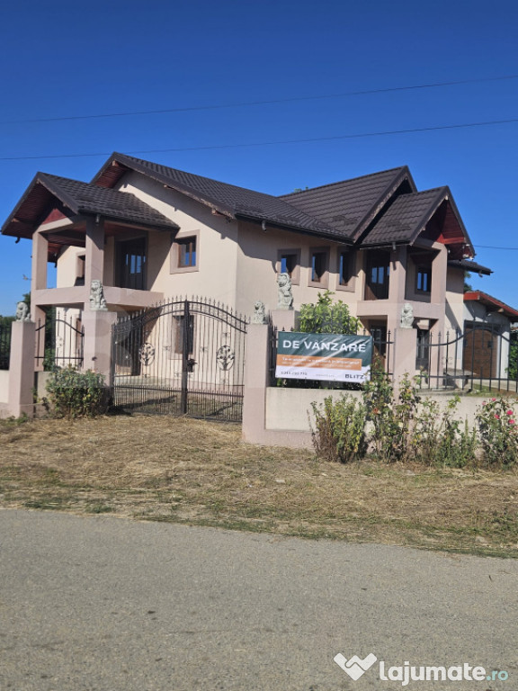 Casă la roșu, cu potențial excelent de personalizare