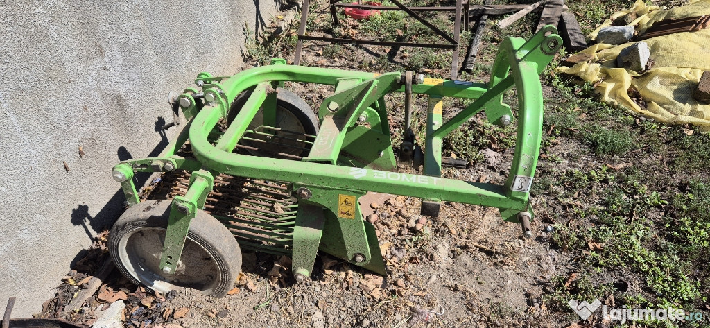 Utilaj de scos cartofi dupa tractor