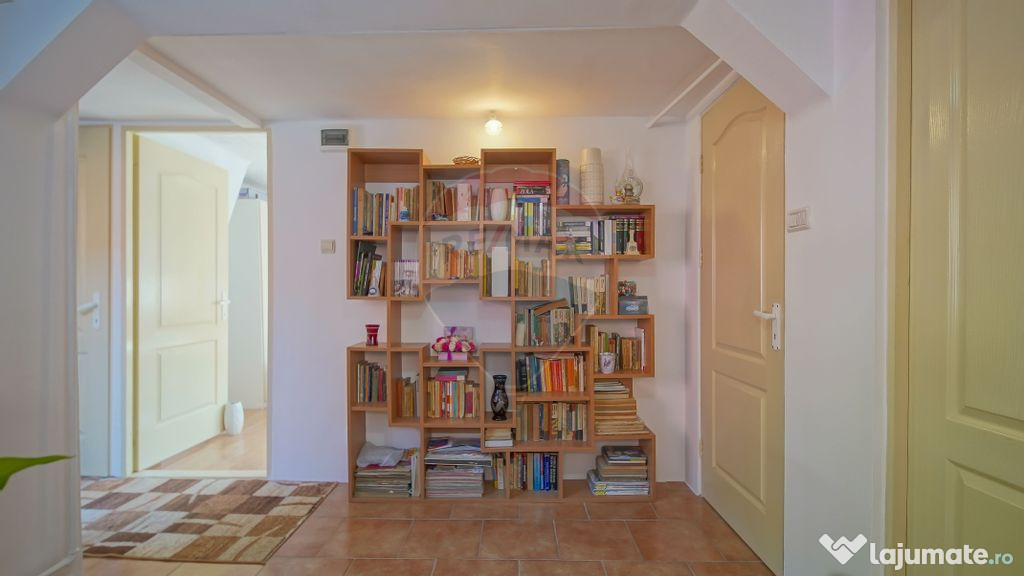 Apartament cu 3 camere de vânzare în zona Schei