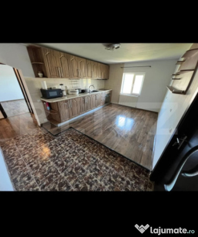 Apartament cu 3 camere și living în suprafață 76 mp