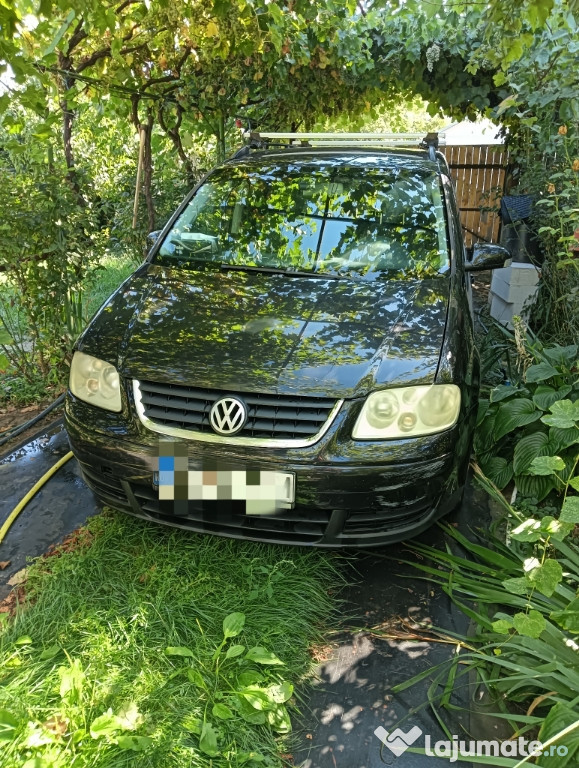 Vand VW Touran an 2004 benzina .