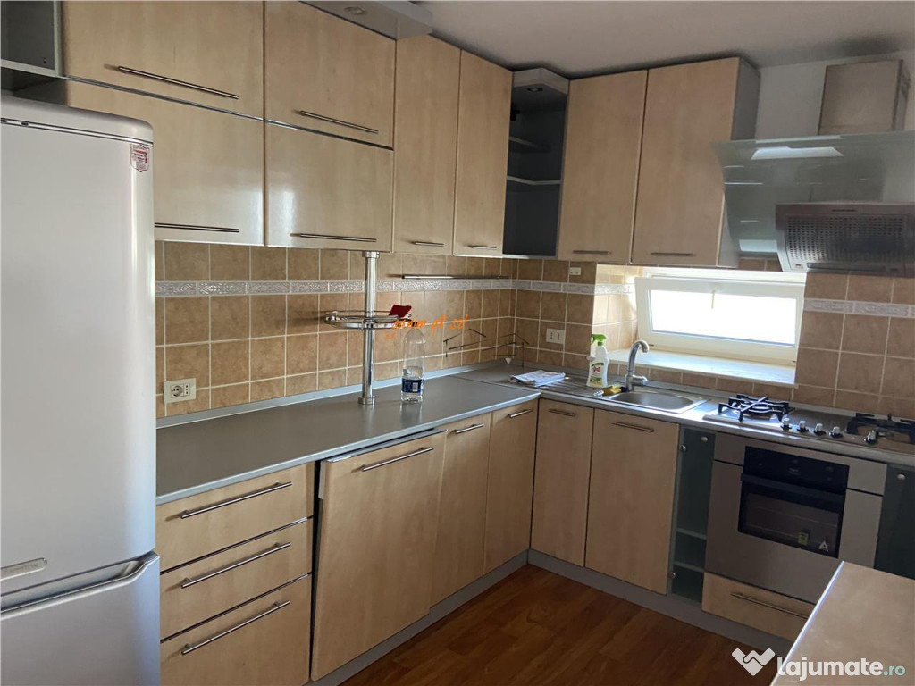 Apartament 4 camere transformat in 3 camere , zona ultracent
