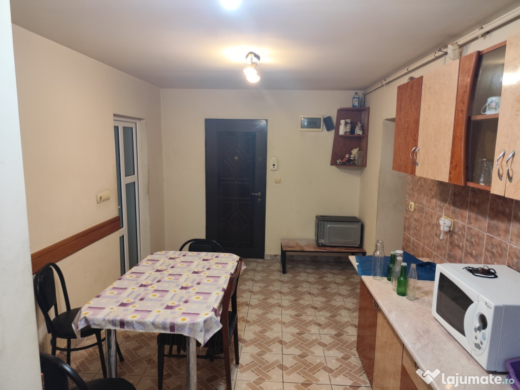 Vând apartament 3 camere