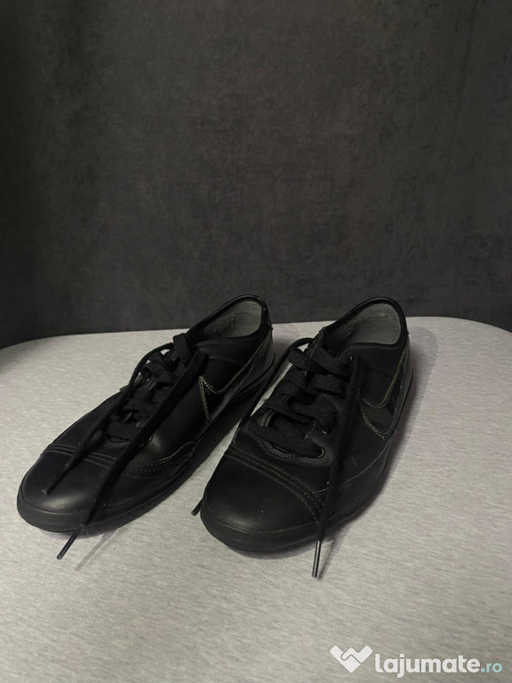 Vând teniși Nike