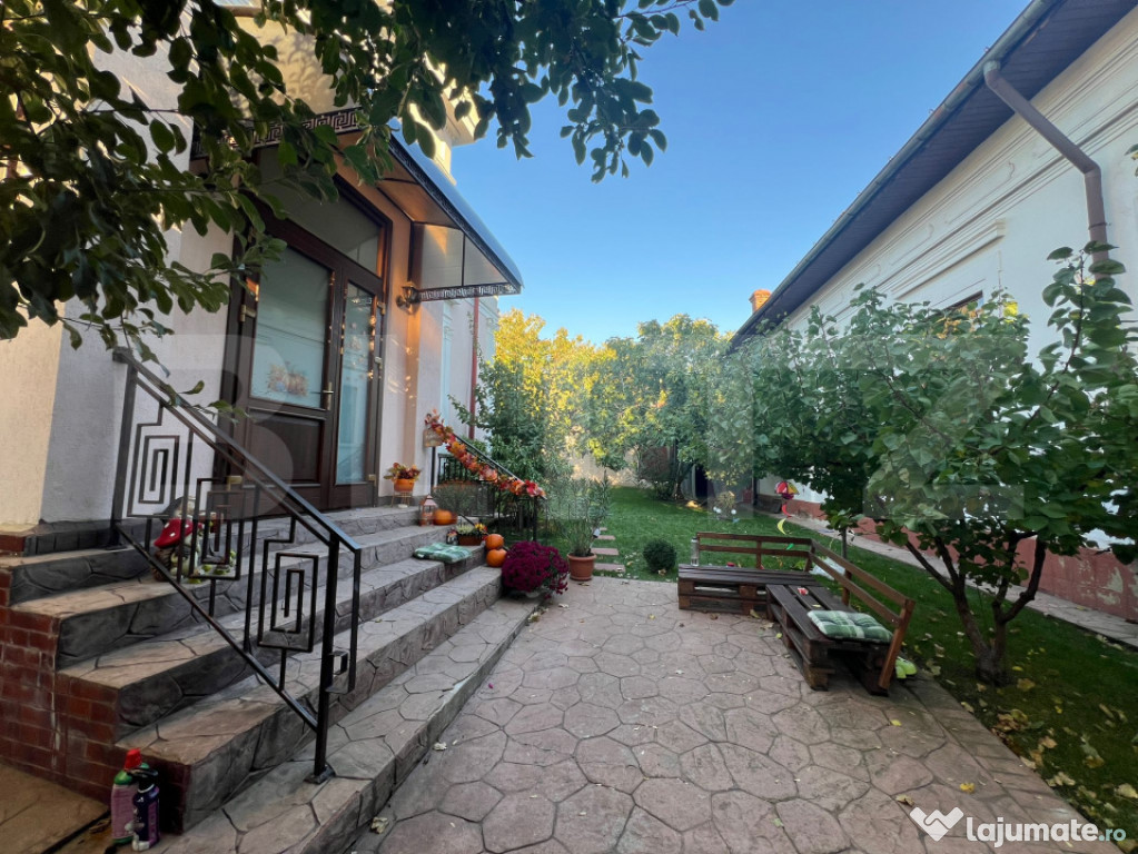 Casa\Spatiu de inchiriat in zona centrala, 5 camere , 220mp