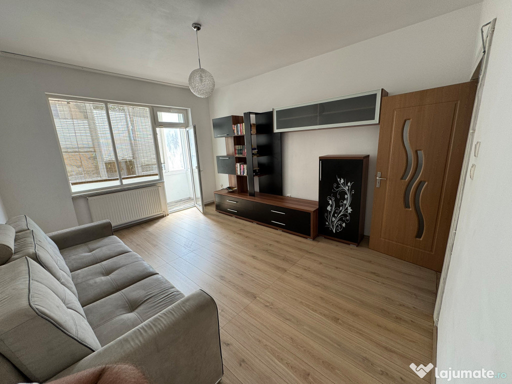 Apartament decomandat cu 2 camere și balcon Tractorul